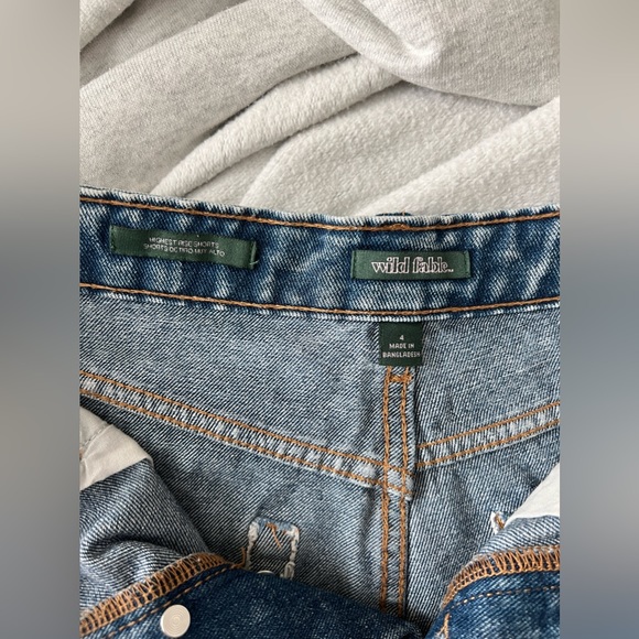 Distressed Jean shorts - Picture 2 of 3